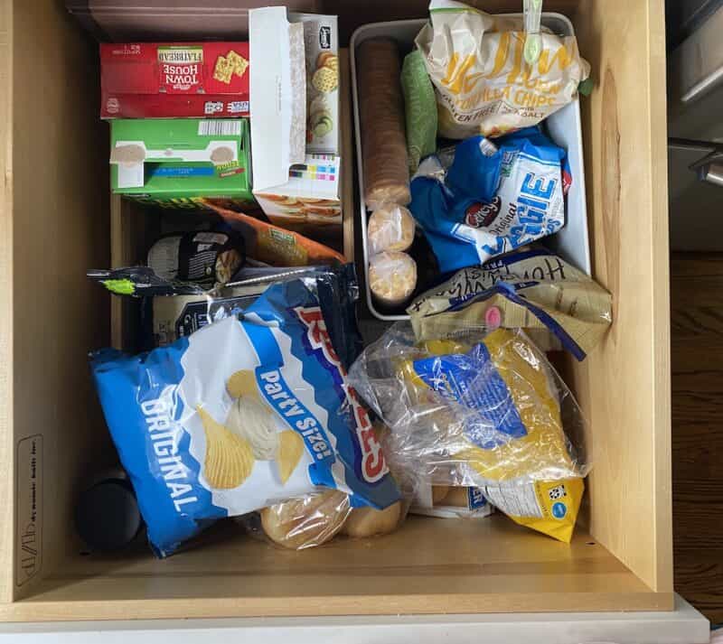 https://livinglargeinasmallhouse.com/wp-content/uploads/2021/01/organizing-snack-clutter-2023-800x713.jpeg