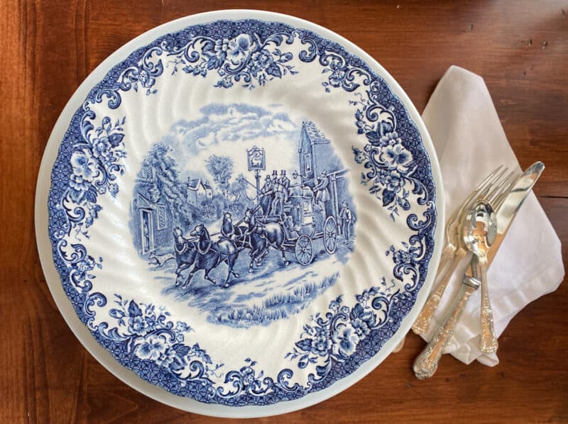 Inventory of blue and white plates for the holidays