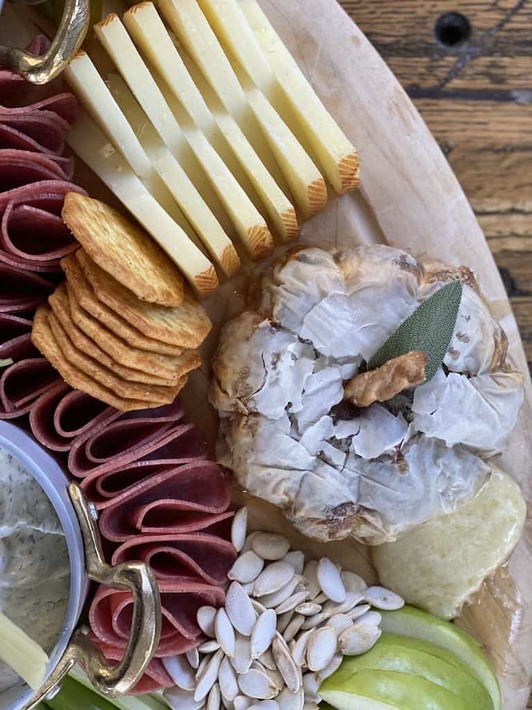 https://livinglargeinasmallhouse.com/wp-content/uploads/2022/10/fall-charcuterie-board-brie-pumpkin-4.jpg