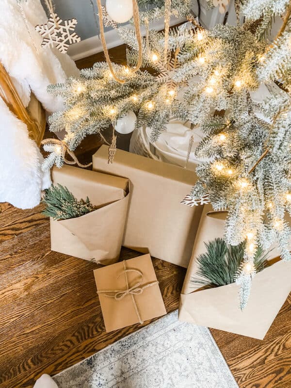 gift wrapping with Kraft paper a trick to celebrate Christmas on a budget
