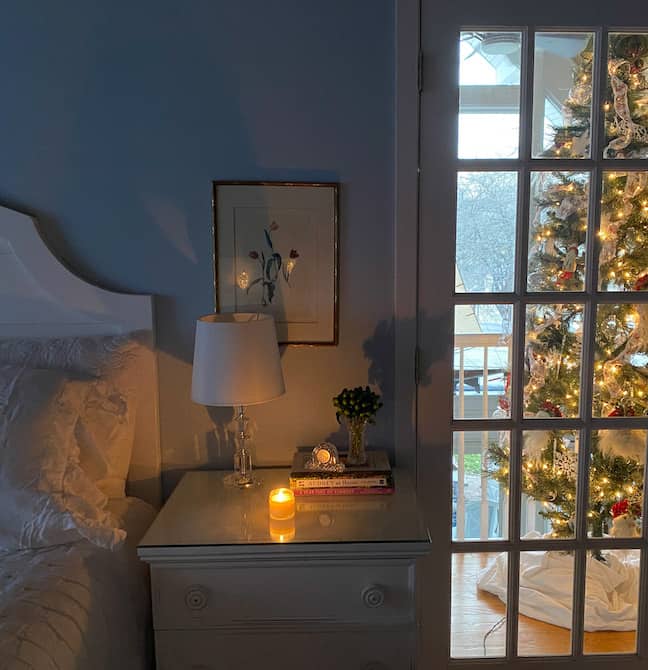 How to create a cozy bedroom at christmas time with a christmas tree twinkling in our room