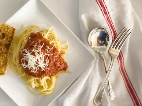 spaghetti with traditional italian pasta sauce plated with garlic bread