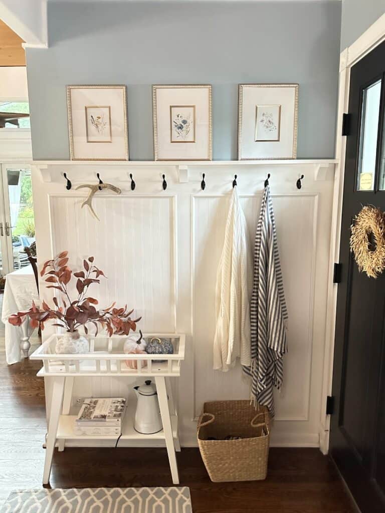 The Best Simple Fall Decor Ideas for a Small Entryway