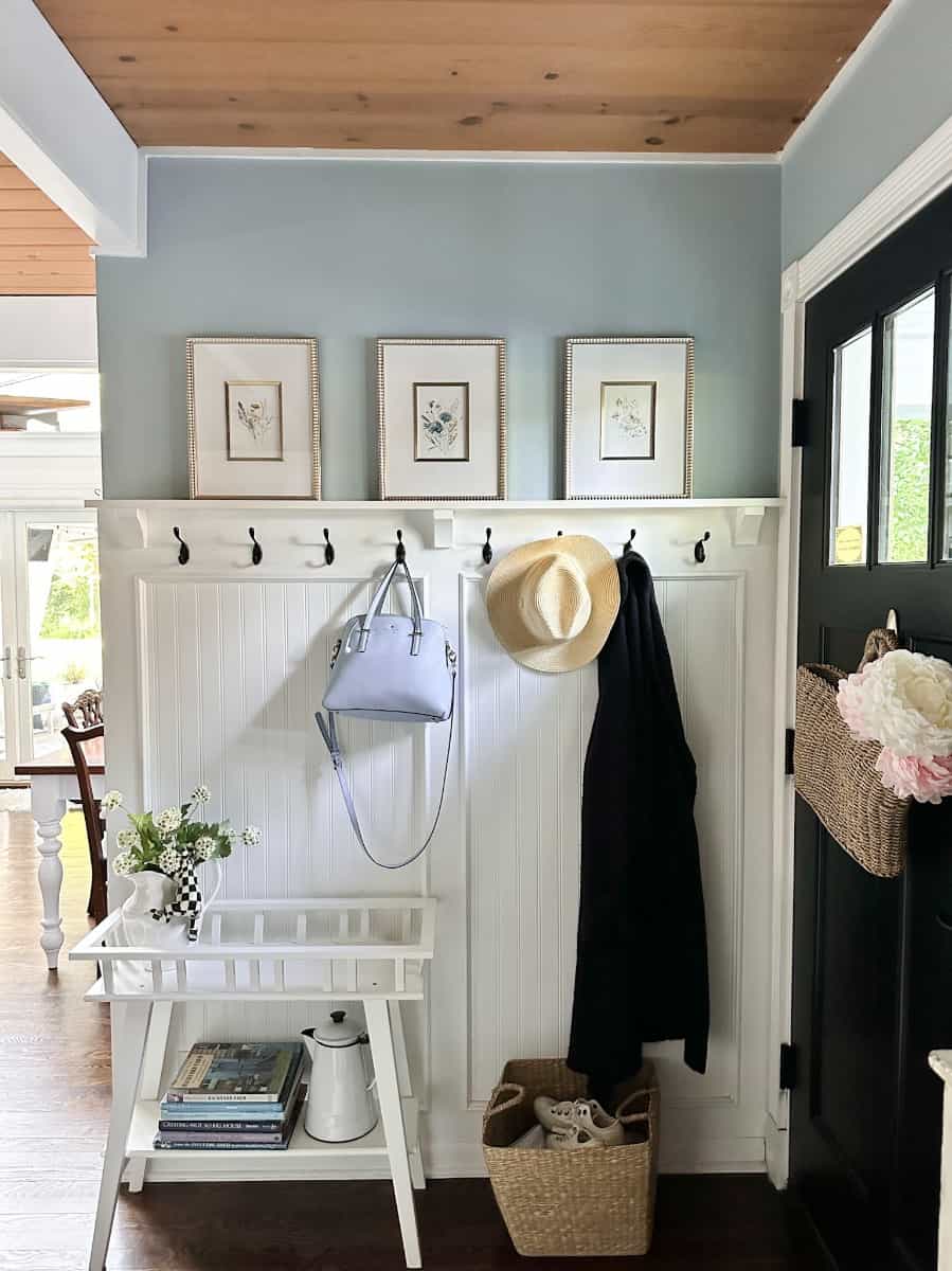 coat and shoe solution for the small entryway -organied home